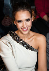 高清组图：杰西卡-阿尔芭现身巴黎时装周看秀