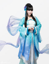 高清组图：女主播柳岩古裙出镜 坎坷追梦路不言悔