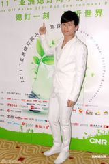 组图：张卫健分享环保心得 力挺谢霆锋献祝福