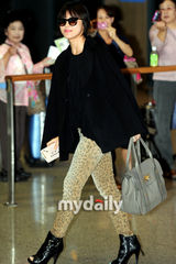 组图：张东健夫妇从伦敦返韩 河智苑豹纹裤抢眼