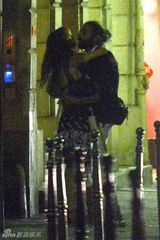 组图：德普前女友与发型师拥抱热吻