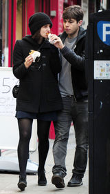 高清组图：凯拉-奈特利现身伦敦街头和男友亲密