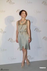 组图：周迅现身扮小女人 与赵薇传不和只当玩笑