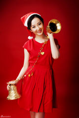 组图：程媛媛红色礼服 节日大片送祝福