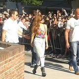 组图：Gaga阿根廷闲适 吊带花背心性感裸背