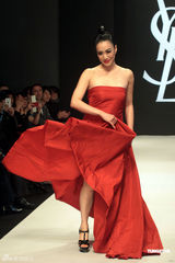 组图：钟丽缇台湾走秀 性感豹纹洋装搭配红唇