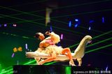组图：蔡依林广州开唱造型华丽 跪地爬行高歌露底裤