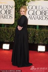 组图：阿黛尔产后首次公开亮相 丰腴依旧开怀笑