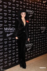 组图：熊黛林中性装扮艳压全场 不拒绝健康性感