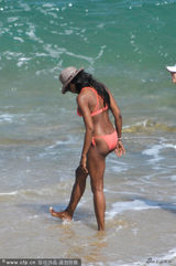 组图:黑珍珠遭抢男友心情无损比基尼走光露半臀