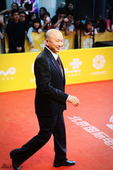 组图：《太平轮》剧组压轴红毯 蔡琳甜蜜挽男友