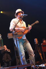 组图：杰森玛耶兹香港开唱 演唱会座无虚席