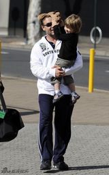 拉塞尔-克劳全家出游 铁汉也有浓情时