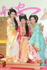 组图：欧阳震华曾为港姐伴舞 胡杏儿钟嘉欣大晒舞功