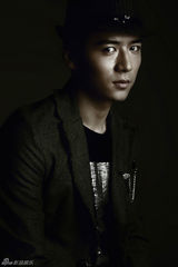 组图：魏千翔拍黑白时尚大片 绅士范秀温暖笑容