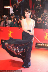 组图：《推拿》中国女星黄璐露背撩裙摆抢镜