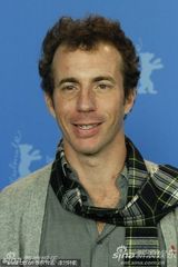 高清图：《神秘世界》发布会 导演莫雷诺顶爆炸头