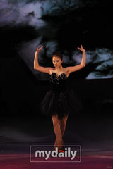 组图：韩星孙谭菲IU等盛装亮相 参加节目秀花样滑冰