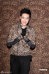 幻灯图：周汤豪豹纹装扮拍摄宣传照 称受妈妈影响