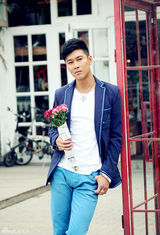 组图：孙玮蓝色系写真 小麦肤优雅绅士熟男范