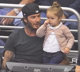 组图：贝克汉姆溺爱吞小七拳头 引长子帅气开怀