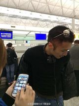 组图：谢霆锋离开香港现身巴黎 笑称刚洗完头