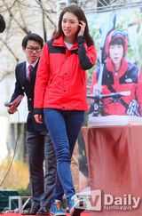 组图：李妍熙柳演锡穿情侣冲锋衣出席签名会