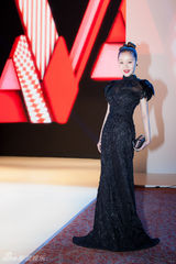 组图：徐海星受邀香港时装周 薄纱黑裙亮相