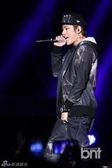 组图：朴宰范等参加HIPHOP音乐节引爆火热现场