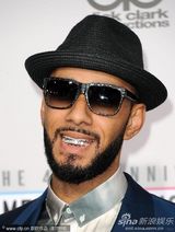 组图：全美音乐奖红毯女星争艳 比伯亲老妈鸟叔搞怪