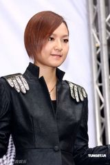 幻灯图：周笔畅现身台湾 新造型亮相粉丝大赞