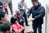 组图：陈坤随联合国儿童基金会探访贵州贫困山区