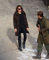 组图：安吉丽娜-朱莉拍新片 帅气保镖贴身保护