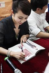 组图：开心麻花出新书 沈腾马丽艾伦等明星签售