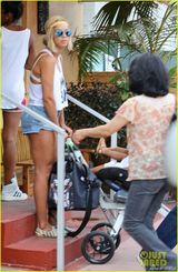 组图：碧昂斯清凉造型携女出街 Blue咬奶嘴卖萌