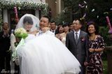 组图：《搞定岳父大人》发林鹏搞怪婚纱照