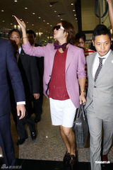 组图：张根硕红衣抵台大送飞吻 粉丝疯狂