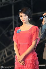 组图：秦昊欲再战金马 莫小奇桃红衣性感出席发布会