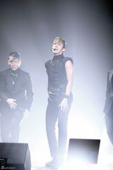 高清图：韩歌手金亨俊新专辑发布亲友齐站台