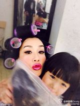 组图：钟丽缇变身包租婆 母女搞怪变装耍宝卖萌