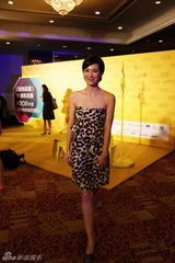 组图：童蕾盛装亮相时尚活动 知性优雅显名媛气质