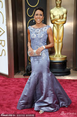 组图：黑人女主播罗宾-罗伯茨蕾丝紫裙端庄