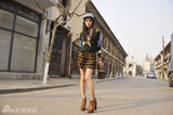 组图：章龄之街拍混搭风 陈龙充当摄影师