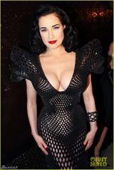 组图：脱衣舞娘蒂塔全裸3D裙 豪乳纤腰一览无余