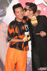 组图：杜德伟罗志祥相见欢 台上搞笑玩互亲