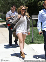 组图：希拉里-达芙亮相街头衣着随性笑容十足