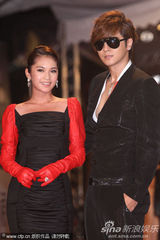 组图：45届金钟奖红毯 罗志祥黑衣墨镜劲帅登场