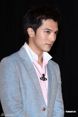 组图：邱泽宣传新剧被问唐嫣装不熟