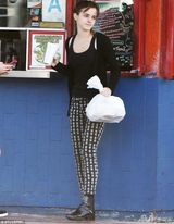 组图:艾玛-沃特森素颜外出购物 休闲装气质脱俗