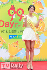 组图：韩女星Clara任宣传大使亮黄装俏丽